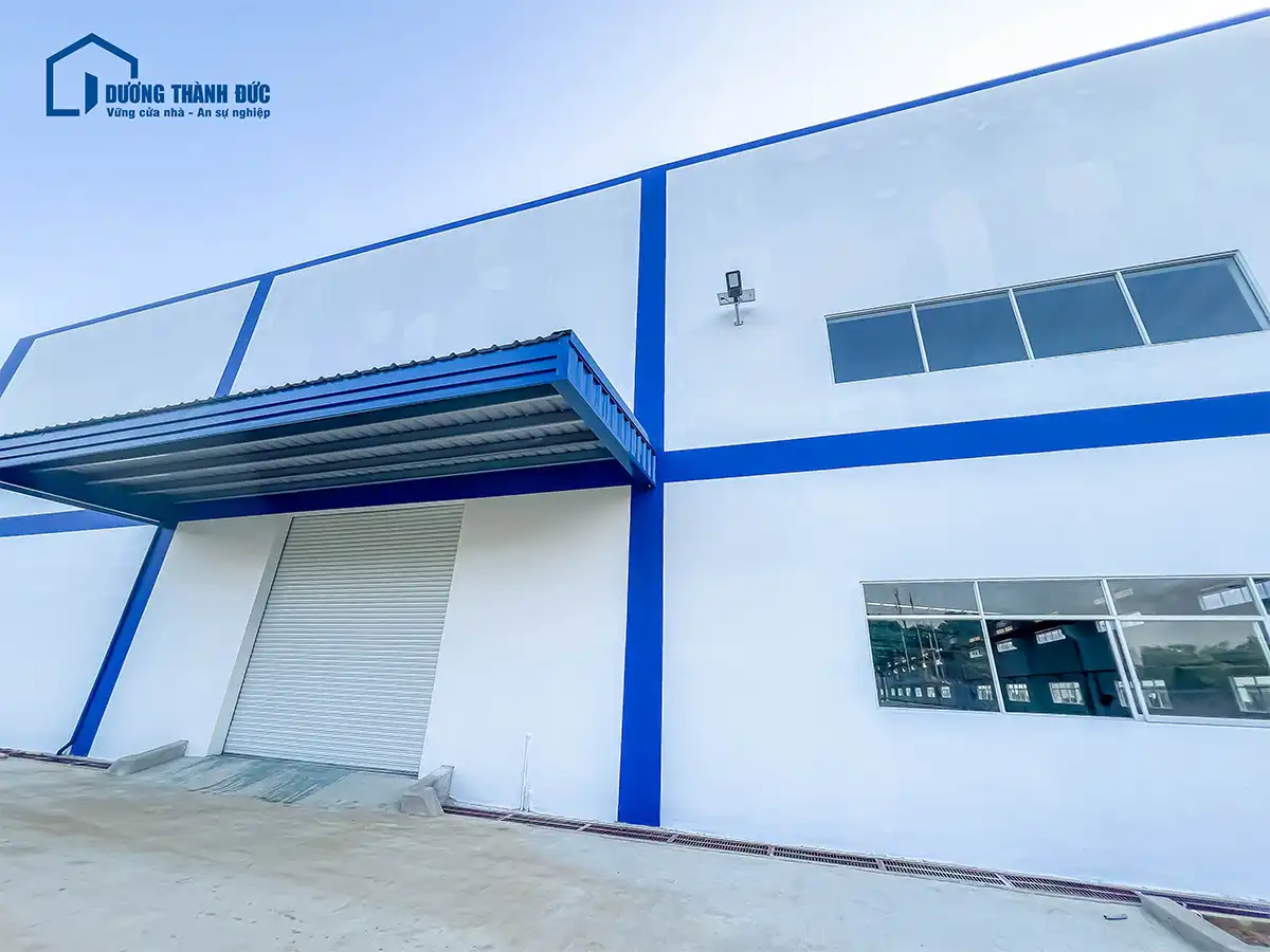 Thi Công Lắp Đặt Cửa Cuốn Công Nghiệp và Cửa Nhôm tại Nhà Máy KMC