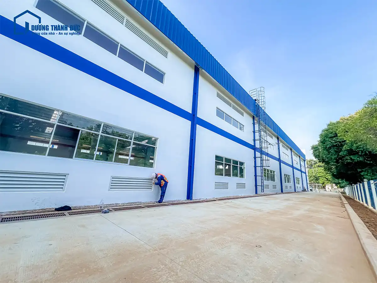 Thi Công Lắp Đặt Cửa Cuốn Công Nghiệp và Cửa Nhôm tại Nhà Máy KMC