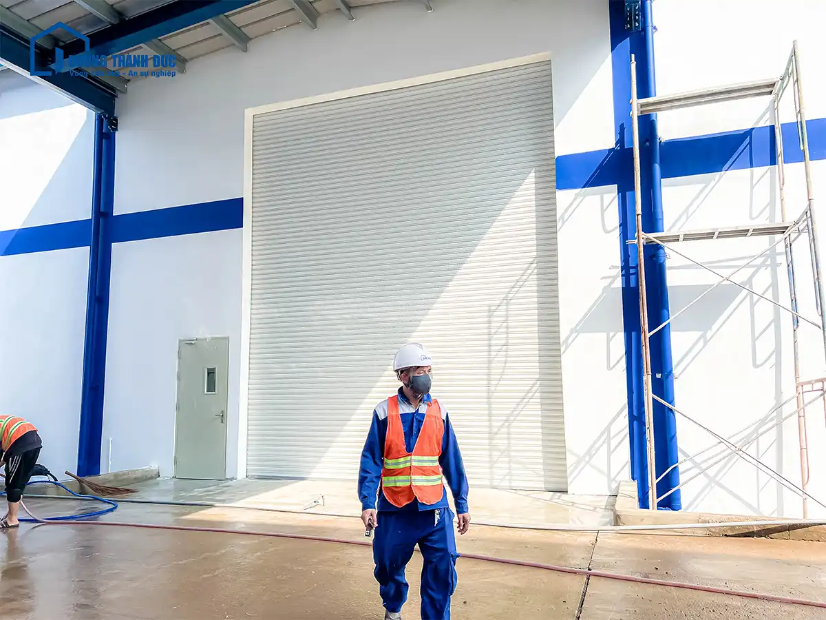 Thi Công Lắp Đặt Cửa Cuốn Công Nghiệp và Cửa Nhôm tại Nhà Máy KMC