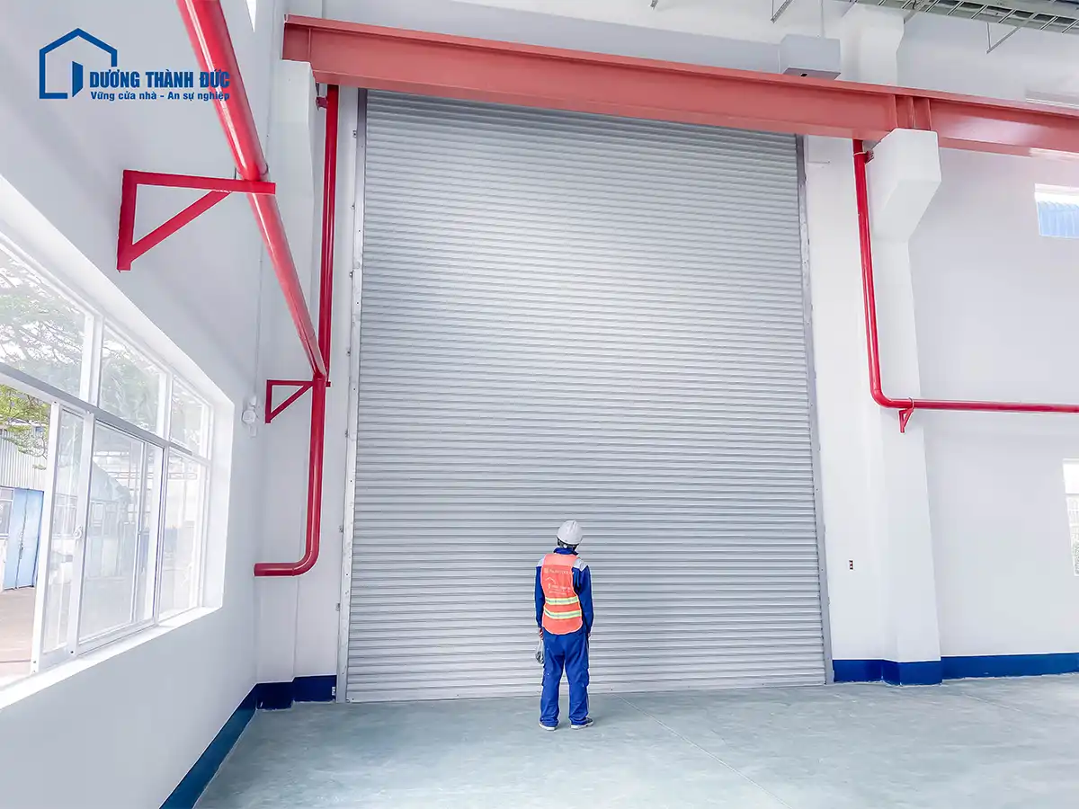 Thi Công Lắp Đặt Cửa Cuốn Công Nghiệp và Cửa Nhôm tại Nhà Máy KMC