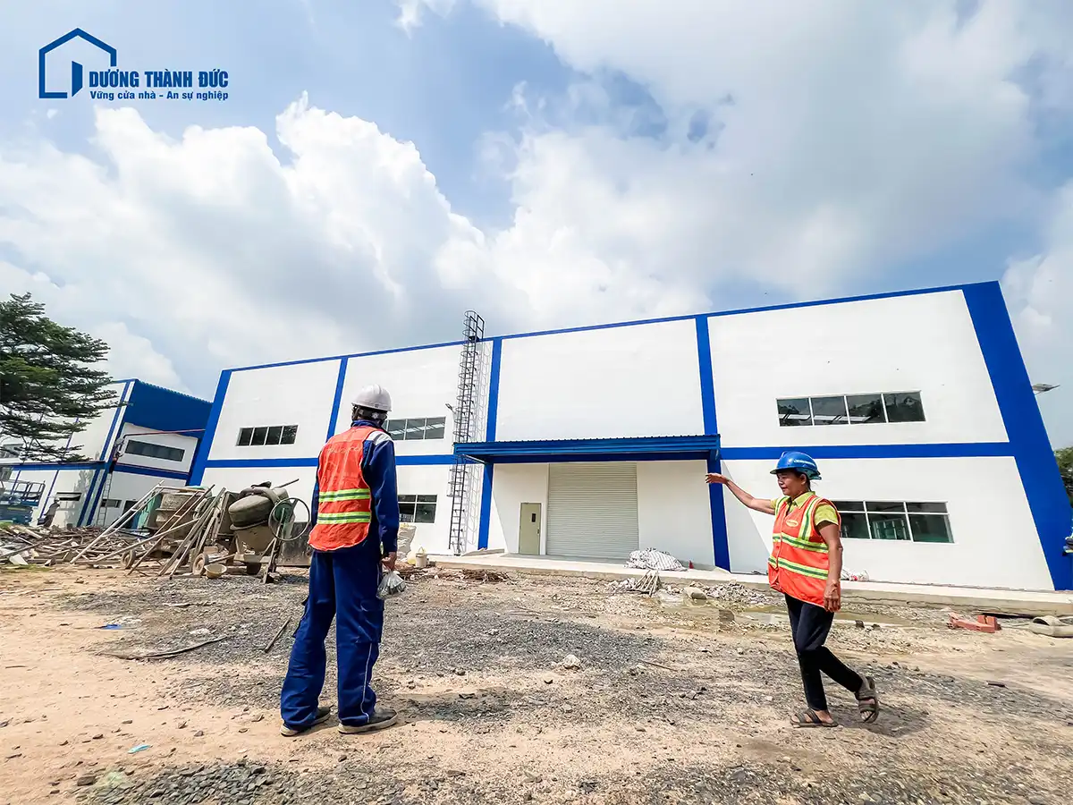 Thi Công Lắp Đặt Cửa Cuốn Công Nghiệp và Cửa Nhôm tại Nhà Máy KMC