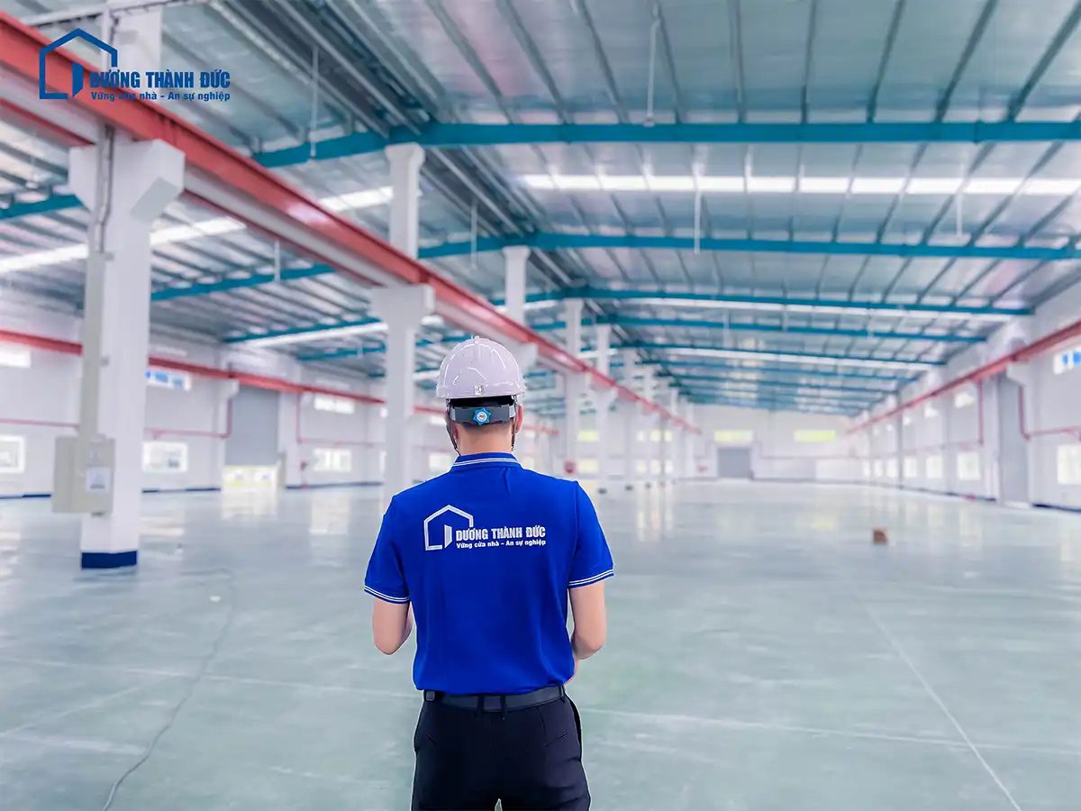 Thi Công Lắp Đặt Cửa Cuốn Công Nghiệp và Cửa Nhôm tại Nhà Máy KMC