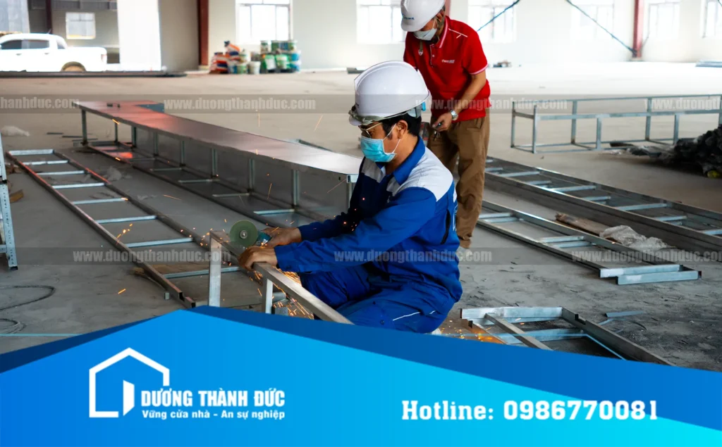 Hình ảnh thực tế công nhân lắp đặt cửa cuốn nhà xưởng