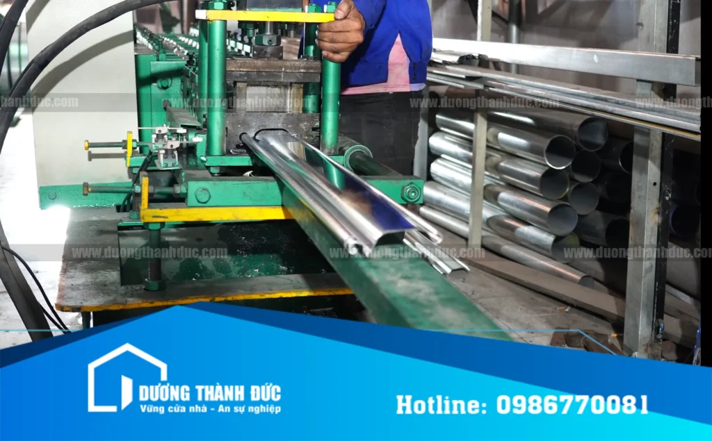 cán định hình nan cửa cuốn nhà xưởng