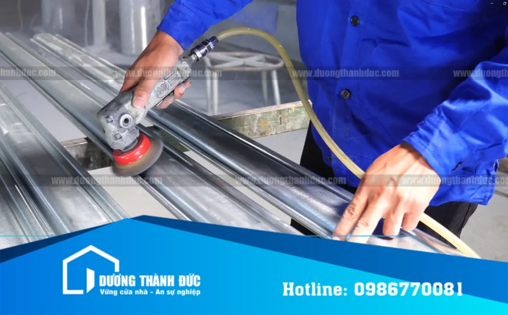 Xử lý bề mặt kim loại trước khi Nan Cửa Cuốn Sơn Tĩnh Điện