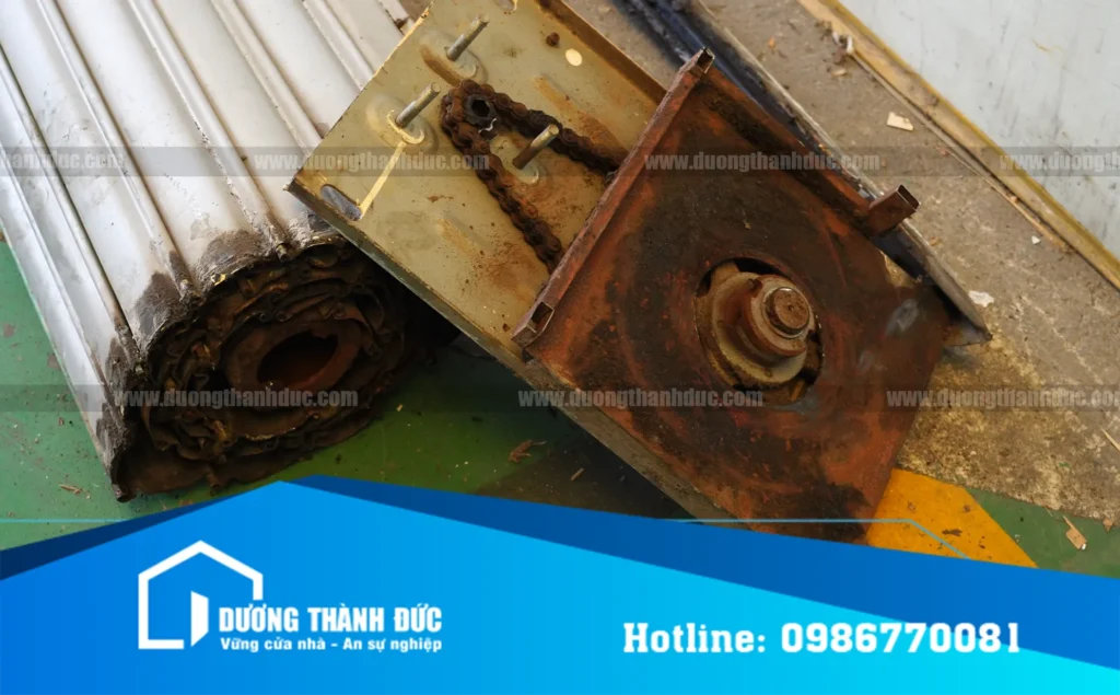 Trục cửa cuốn nhà xưởng Bị Hư hại